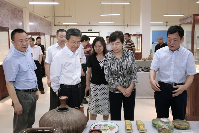 省文化厅厅长宋丽萍(右二)平顶山市市长张雷明(左二)在平顶山学院陶瓷